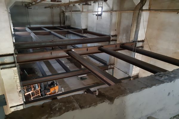 Einbau der Stahlkonstruktion im Turm.
